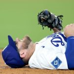 Max Muncy injury: Dodgers infielder helped off field after tag play