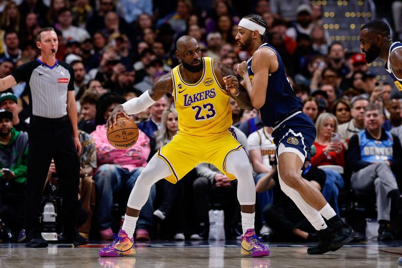 LeBron James injury update: Why did Lakers star exit game late?